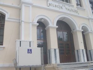 Bilecik’te Valilik Binasının Girişine Yapılan Engelli Asansörü Hizmete Girdi