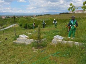 Mezarlıkların Ve Parkların Bakımı Yapılıyor