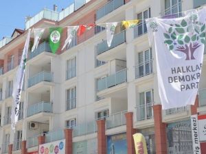 Osmaniye’de Hdp’nin Seçim Bayraklarına Saldırı