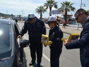 Ayvalık’ta Trafik Polisleriyle Şoförler Odasından Sürücülere Çikolatalı Uyarı