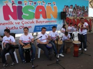 Öğretmen Adayları Özel Çocukları Eğlendirdi