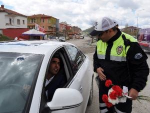 Yozgat’ta Trafik Polisleri Sürücülere Karanfil Dağıttı