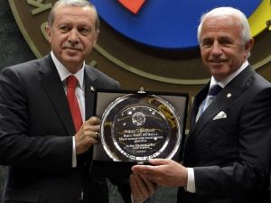 Nafi Güral, ’Hizmet Şeref Belgesi’ni Erdoğan’ın Elinden Aldı