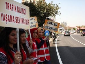 Türk Kızılayı Gönüllüleri Trafikte