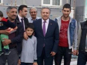 Vali Kahraman Yardım Ettiği Aileden Kur’an-ı Kerim Hediyesi Aldı