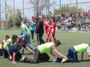 Engelli Öğrencilerden Timsah Yürüyüşlü Gol Sevinci