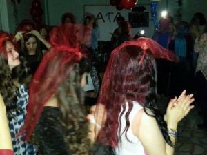 Ata Kız Öğrenci Yurdu’nda ‘Mezuniyet Kınası’ Yaşandı