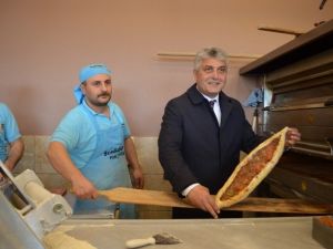 AK Parti Trabzon Milletvekili Adayı Günnar, Tezgaha Geçti Pide Pişirdi
