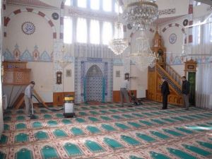 Bolvadin’de Camii Temzilikleri Devam Ediyor