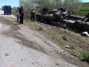 Sebze Yüklü Tır Şarampole Devrildi: 1 Yaralı