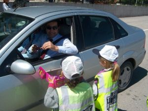 Minik Trafik Polisleri Araç Durdurup Kontrol Yaptı