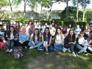 Burhaniye’de Üniversiteliler Çimlerin Üzerinde Kitap Okudu