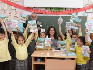 Öğrencilere Kitap Dağıtıldı