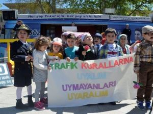 Trafik Haftası’nda Öğrencilerden Büyüklerine Mesaj