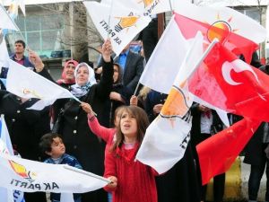 Prof. Dr. Çaha HDP’lileri Alkışlatarak Onure Etti