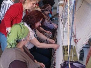 CHP’li Biçer, Tekstil Tezgahının Başına Geçti