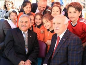 Başkan Büyükkılıç Ve Milletvekili Yaşar Karayel’e Besime Özderici İlkokulu Öğrencilerinden Sevgi Seli