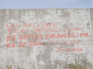 Akçakoca Balıkçı Limanındaki Duvar Yazısı Herkesi Şaşırtıyor