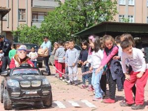 Miniklere Akülü Araçlarla Trafik Eğitimi