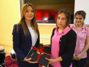 Başarılı Öğrenciler Bilgisayarla Ödüllendirildi