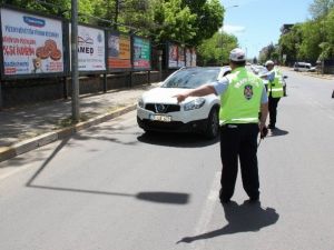 Diyarbakır’da Küçük “Şahin Polisler” Sürücüleri Durdurarak Uyardı