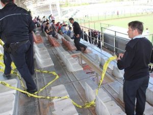 Aydın'da Tribün Fazla Yük Nedeniyle Çökmüş