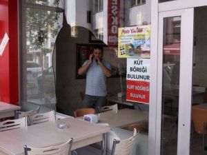 Bolu’da Bir İş Yerinin Camları Gece Saatlerinde Kimliği Belirsiz Kişilerce Kırıldı