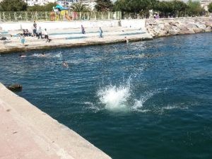 İstanbul’da Deniz Sezonunu Öğrenciler Açtı