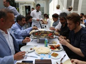 Paramparça Ekibine Mevsim Kebabı Ziyafeti