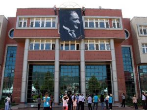 Dağ Yerine Rektörlük Binasına Tırmandılar