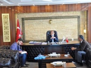 Hasankeyf Kaymakamına İmzalı Kitap Hediye Etti