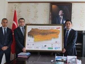 İdil Kaymakamı Başarılı Öğretmeni Tebrik Etti