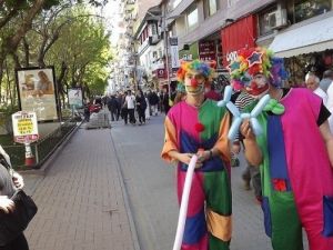Palyaço Kıyafetli Üniversite Öğrencileri