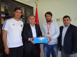 Vola Şampiyonu, Bağcı’yı Ziyaret Etti