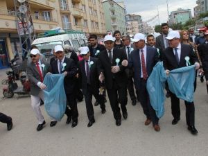 Protokol Ve Öğrenciler Birlikte Çöp Topladı