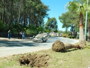 Takla Atan Otomobilden Burunları Bile Kanamadan Çıktılar