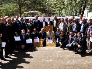 Gümüşhane’de Arıcılığa Kovan Altlığı Desteği