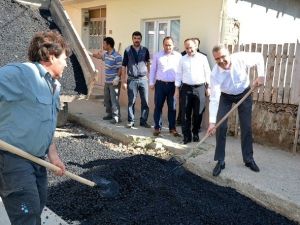 Başkan Kürekle Asfalt Serdi