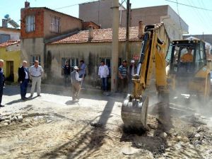 Söke’de Korhan Caddesi’nde Yol Yenileme Çalışması Başladı