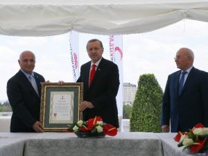 Cumhurbaşkanı Erdoğan, Kan Bağışı Çadırı Ve Otobüsünü Ziyaret Etti