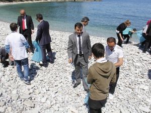 Öğrenciler Ginolu Karadeniz Koyunda Temizlik Yaptı