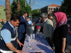 Hıdrellez Kutlamalarında Vatandaşa Süt İkramı