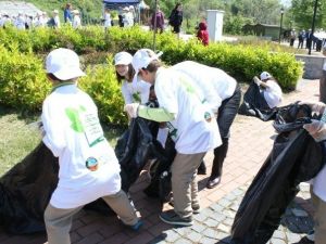 Öğrenciler Başkan Alemdar’la Birlikte Çevre Temizliği Yaptı