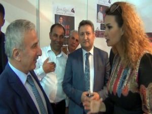 Paşayeva Kitaplarını İmzaladı