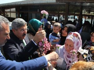 Ak Parti’li Yayman, Coşkulu Kalabalığı Görünce Sandalye Üzerinde Konuştu