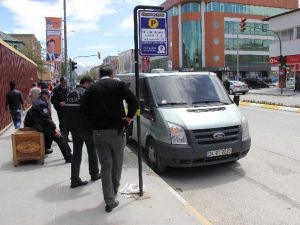 Erzincan’da Banka Aracını Kriko İle Soymaya Kalkıştılar