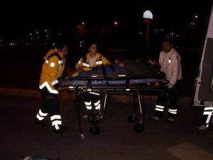 Otomobil Tramvay Yoluna Girdi: 2 Yaralı