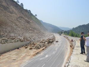 Orhaneli Yolunda Heyelan Tehlikesi Sürüyor