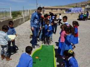 Mobil Gençlik Merkezi Köy Çocuklarıyla Bir Araya Geldi