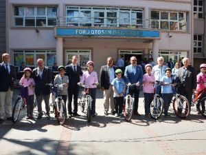 İzmit Belediyesi Bisiklet Dağıtımını Sürdürüyor